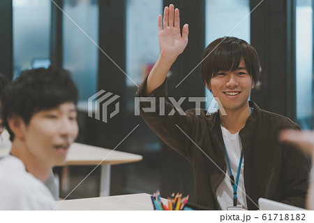 挙手　意見　発表　ミーティング 61718182
