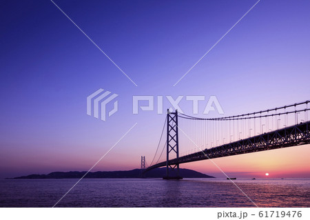 兵庫県・明石海峡大橋・夕暮れ時 61719476
