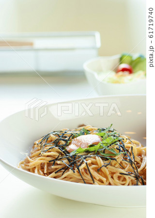 美味しい明太子パスタとサラダのセット 美味しい明太子パスタとサラダのセット 61719740