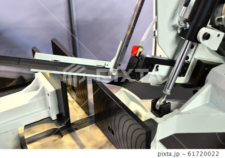 Automatic CNC band saw cutting tool steel bar by automatic feed. Automatic CNC band saw cutting tool steel bar by automatic feed. 61720022