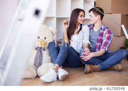 Happy young couple moving to new home 61720548
