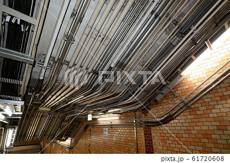 地下連絡通路、天井部の配管群 61720608