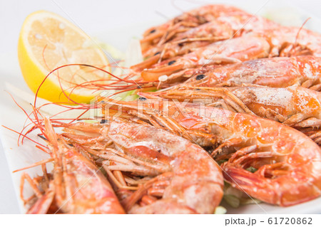 Grilled jumbo shrimp with Lemon and lettuce 61720862