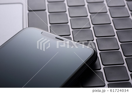 スマホとノートパソコン スマホとノートパソコン 61724034