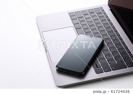 スマホとノートパソコン スマホとノートパソコン 61724036