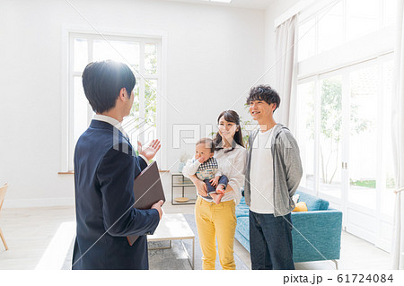若い家族、モデルルーム 若い家族、モデルルーム 61724084