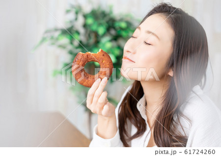 ドーナツを食べる女性 ドーナツを食べる女性 61724260