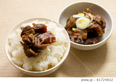 ごはんの上に牛すじ煮込み。 61724632