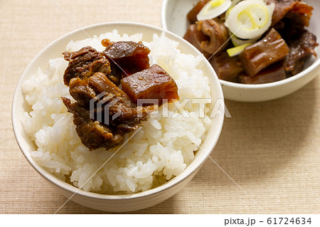 ごはんの上に牛すじ煮込み。 61724634