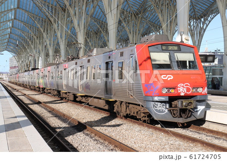 近郊型電車 オリエンテ駅 リスボン ポルトガルの写真素材