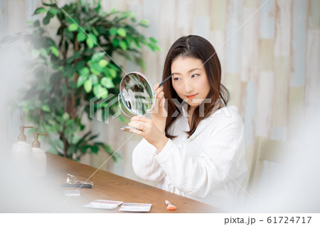 メイクする女性 メイクする女性 61724717