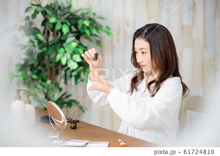 ネイルする女性 ネイルする女性 61724810