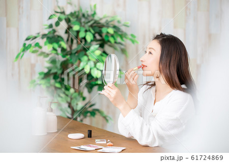リップを塗る女性 リップを塗る女性 61724869