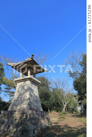 琴弾八幡宮の高灯籠（右奥に銅鳥居と拝殿が見える） 61725296