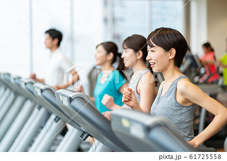 スポーツジム ランニングマシン  61725558