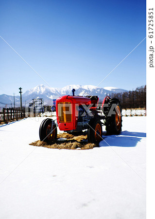 雪とトラクター 雪とトラクター 61725851