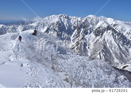 白毛門山頂付近からの樹氷と雪の谷川岳東面岩壁 61726201