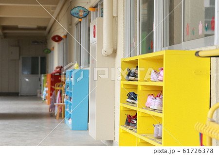 保育園 幼稚園 下駄箱の写真素材
