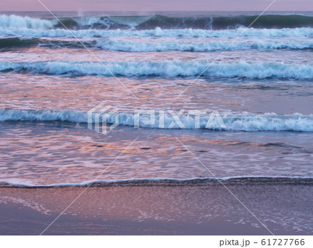 台風接近の遠州灘　潮見坂海岸の茜色に輝く渚 61727766