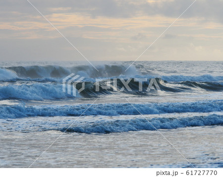 台風接近の遠州灘　潮見坂海岸の茜色に輝く渚 61727770