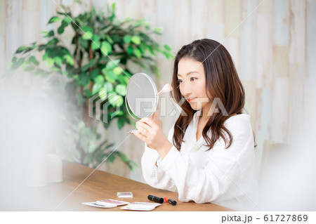メイクする女性 61727869