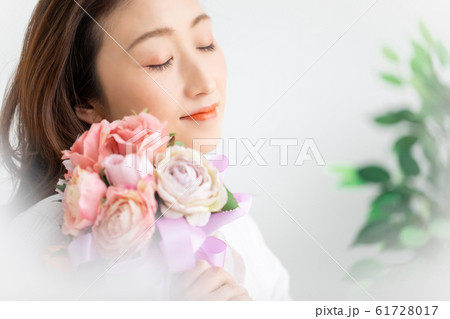 バラと女性 バラと女性 61728017