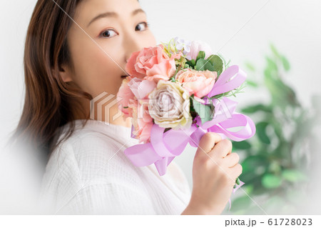 バラと女性 バラと女性 61728023