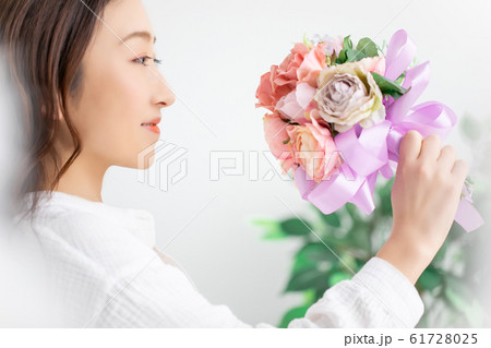 バラと女性 バラと女性 61728025