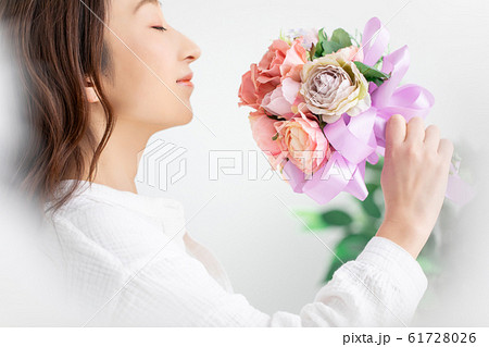 バラと女性 61728026