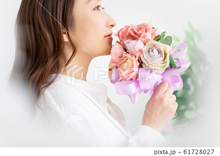 バラと女性 バラと女性 61728027