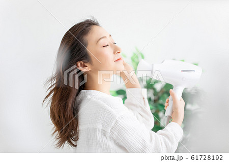 ドライヤーを使う女性 ドライヤーを使う女性 61728192