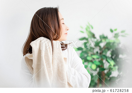 タオルドライする女性の写真素材