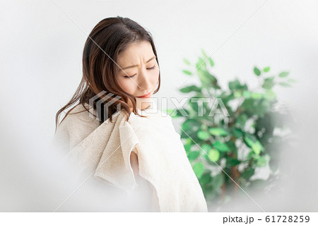 タオルドライする女性 61728259