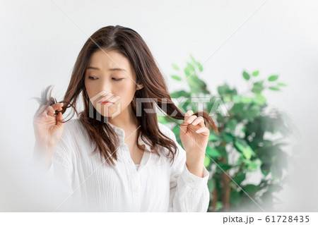 ダメージヘアに悩む女性 61728435