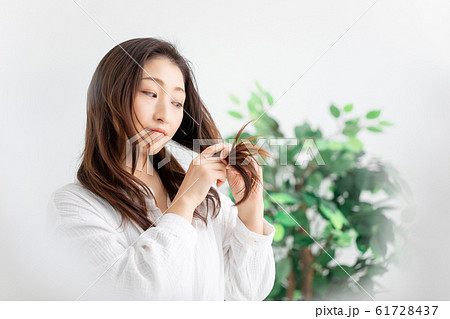 ダメージヘアに悩む女性 ダメージヘアに悩む女性 61728437