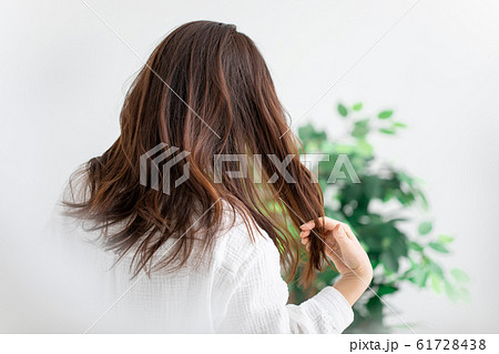 ダメージヘアに悩む女性 61728438