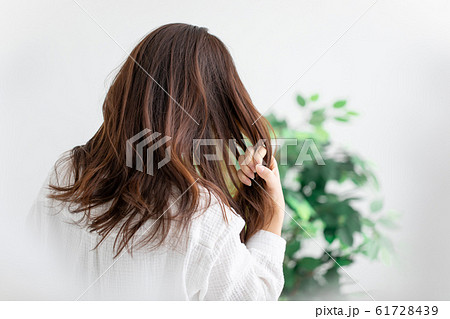 ダメージヘアに悩む女性 61728439