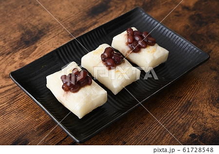 あんこをのせた焼き餅 61728548