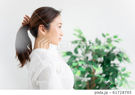 髪を縛る女性 髪を縛る女性 61728705