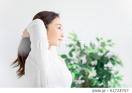 髪を縛る女性の写真素材