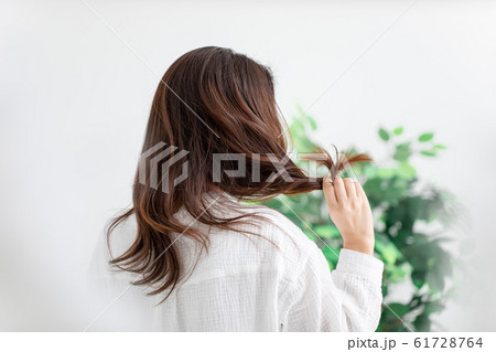ダメージヘアに悩む女性 ダメージヘアに悩む女性 61728764