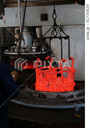 焼入れ作業 61730029