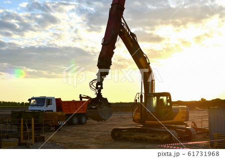 Excavator with grab bucket and telescopic boom Excavator with grab bucket and telescopic boom 61731968