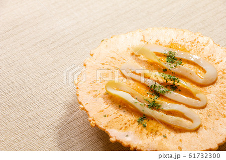 えびせんべいアレンジ。いかくんトッピング。 61732300
