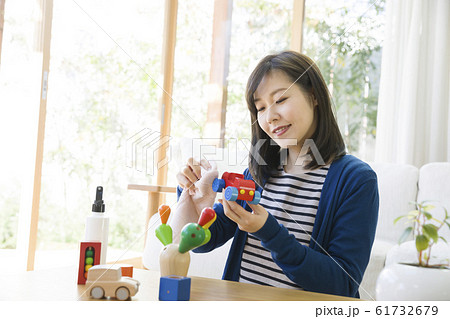 子供のおもちゃを除菌する母親 61732679