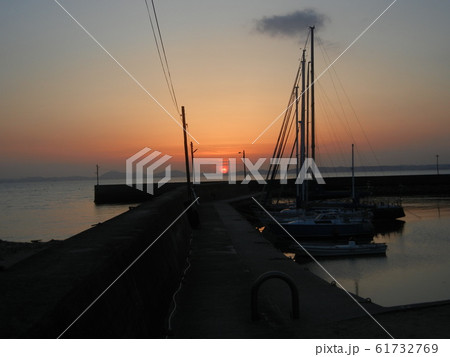 波止からみる夕日 61732769