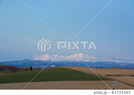 春の丘陵地帯と夕映えの雪山 大雪山 春の丘陵地帯と夕映えの雪山 大雪山 61733365