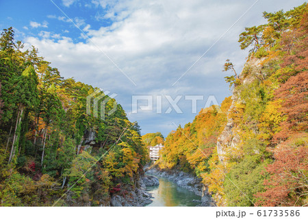 紅葉の天竜峡の写真素材