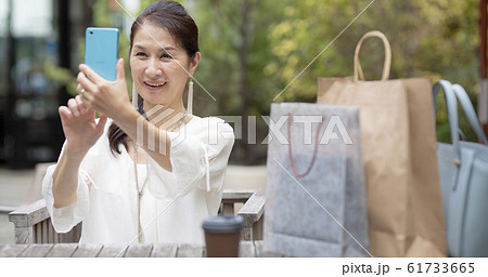ミドル女性_カフェテラス 61733665