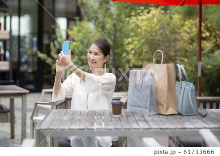 ミドル女性_カフェテラス ミドル女性_カフェテラス 61733666